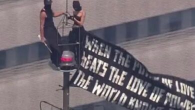 Una romántica pero peligrosa hazaña en las alturas de Nueva York terminó con una pareja tras las rejas. Dos personas fueron arrestadas este miércoles luego de burlar la seguridad y escalar de forma ilegal la antena en la cima del emblemático Empire State Building,