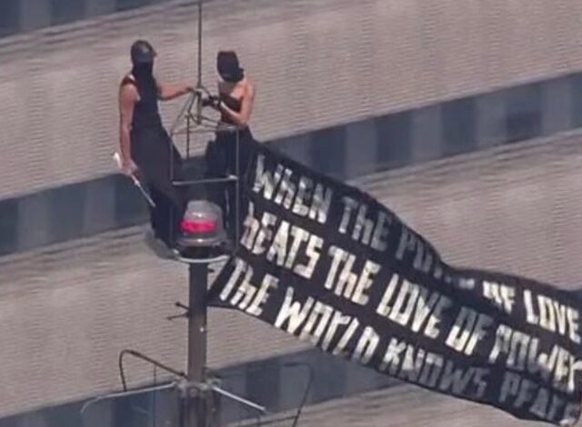 Una romántica pero peligrosa hazaña en las alturas de Nueva York terminó con una pareja tras las rejas. Dos personas fueron arrestadas este miércoles luego de burlar la seguridad y escalar de forma ilegal la antena en la cima del emblemático Empire State Building,