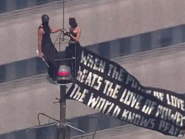 Una romántica pero peligrosa hazaña en las alturas de Nueva York terminó con una pareja tras las rejas. Dos personas fueron arrestadas este miércoles luego de burlar la seguridad y escalar de forma ilegal la antena en la cima del emblemático Empire State Building,