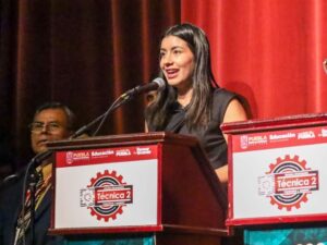 La secretaria de Deporte y Juventud, Gaby “La Bonita”, encabezó como madrina de generación la ceremonia de graduación de las y los estudiantes que concluyeron sus estudios
