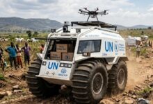 Vehículos controlados a distancia para acceder a zonas de conflicto, asistentes jurídicos virtuales y análisis de datos satelitales en tiempo real para detectar desplazamientos humanos. Las organizaciones humanitarias globales han comenzado a volcarse de lleno en la Inteligencia Artificial
