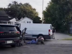 Un operativo de control migratorio terminó con un desenlace fatal este martes en Houston, luego de que un agente del Servicio de Inmigración y Control de Aduanas (ICE)