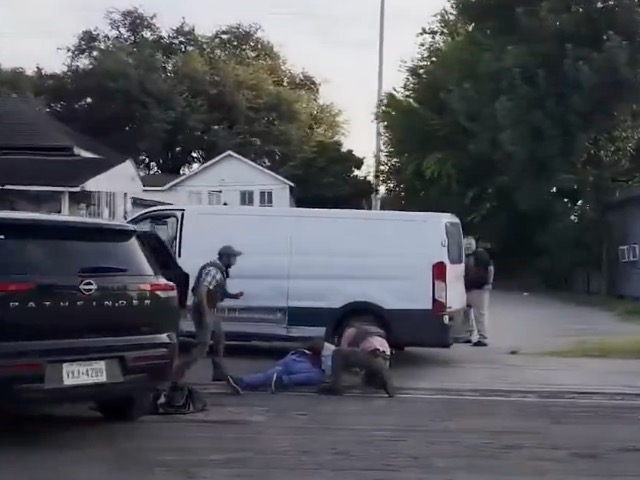 Un operativo de control migratorio terminó con un desenlace fatal este martes en Houston, luego de que un agente del Servicio de Inmigración y Control de Aduanas (ICE)