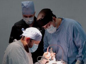 En la Unidad Médica de Alta Especialidad (UMAE) del Centro Médico Nacional “Manuel Ávila Camacho”, mejor conocido como IMSS "San José", un equipo médico realiza cirugías de oído con resultados altamente positivos