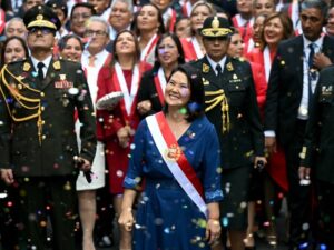 Keiko Fujimori asumió la presidencia de Perú tras imponerse en una de las contiendas electorales más ajustadas de la historia reciente del país.
