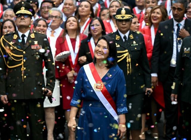 Keiko Fujimori asumió la presidencia de Perú tras imponerse en una de las contiendas electorales más ajustadas de la historia reciente del país.