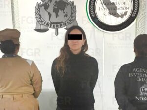 Elementos de la Fiscalía General de la República (FGR) detuvieron en las inmediaciones del Aeropuerto Internacional de la Ciudad de México (AICM) a Gilda “N”, hermana del exdirector de Petróleos Mexicanos (Pemex), Emilio Lozoya.