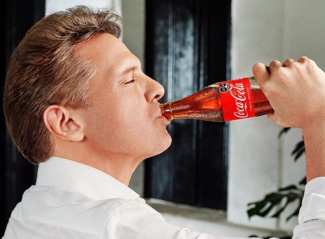 El cantante Luis Miguel reapareció públicamente como la cara principal de la nueva campaña conmemorativa por los 100 años de Coca-Cola en México