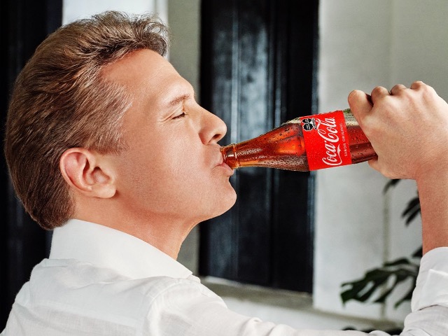 El cantante Luis Miguel reapareció públicamente como la cara principal de la nueva campaña conmemorativa por los 100 años de Coca-Cola en México