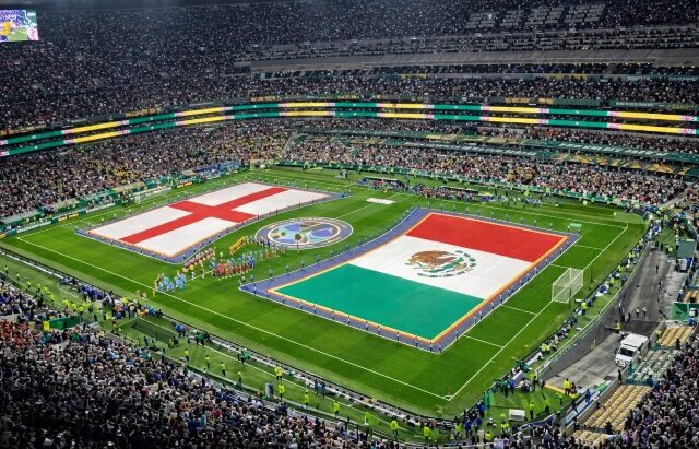 MExico_Inglaterra En las vísperas del esperado choque de octavos de final entre la Selección Mexicana e Inglaterra, el Ministerio de Asuntos Exteriores del Reino Unido (FCDO) encendió las alarmas diplomáticas al emitir una alerta urgente de viaje dirigida a miles de aficionados británicos.