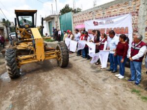 Con el objetivo de mejorar la conectividad urbana y la seguridad vial, la presidenta municipal de San Pedro Cholula, Tonantzin Fernández, dio el banderazo de inicio a dos obras de pavimentación. Dichos trabajos se realizarán en las juntas auxiliares de San Gregorio Zacapechpan y Santiago Momoxpan