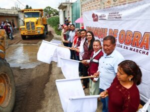 Con el objetivo de mejorar la conectividad urbana, la seguridad vial y atender rezagos históricos en infraestructura, la presidenta municipal de San Pedro Cholula, Tonantzin Fernández, dio el banderazo de inicio a dos obras de pavimentación en las juntas auxiliares de San Gregorio Zacapechpan y Santiago Momoxpan.
