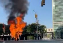 - Un trágico incidente conmocionó el jueves a la ciudad de Nueva York, luego de que un hombre perdiera la vida tras prenderse fuego de manera deliberada frente al cuartel general de las Naciones Unidas (ONU).