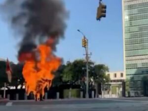 - Un trágico incidente conmocionó el jueves a la ciudad de Nueva York, luego de que un hombre perdiera la vida tras prenderse fuego de manera deliberada frente al cuartel general de las Naciones Unidas (ONU).