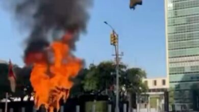 - Un trágico incidente conmocionó el jueves a la ciudad de Nueva York, luego de que un hombre perdiera la vida tras prenderse fuego de manera deliberada frente al cuartel general de las Naciones Unidas (ONU).