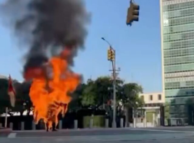 - Un trágico incidente conmocionó el jueves a la ciudad de Nueva York, luego de que un hombre perdiera la vida tras prenderse fuego de manera deliberada frente al cuartel general de las Naciones Unidas (ONU).