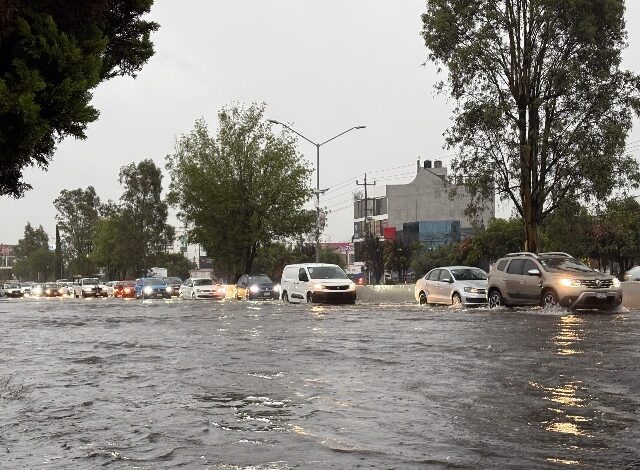 Una fuerte tormenta acompañada de actividad eléctrica y granizo provocó severas inundaciones la tarde-noche de este martes 7 de julio en la zona metropolitana de Puebla.
