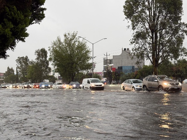 Una fuerte tormenta acompañada de actividad eléctrica y granizo provocó severas inundaciones la tarde-noche de este martes 7 de julio en la zona metropolitana de Puebla.