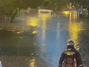Una fuerte tormenta acompañada de actividad eléctrica y granizo provocó severas inundaciones la tarde-noche de este martes 7 de julio en la zona metropolitana de Puebla.