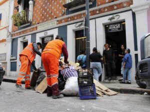 Por instrucciones directas del presidente municipal, Pepe Chedraui Budib, el Gobierno de la Ciudad desplegó un operativo permanente de atención y limpieza en el Bulevar 5 de Mayo y la 2 Oriente, una de las zonas más afectadas por la intensa tormenta del pasado domingo