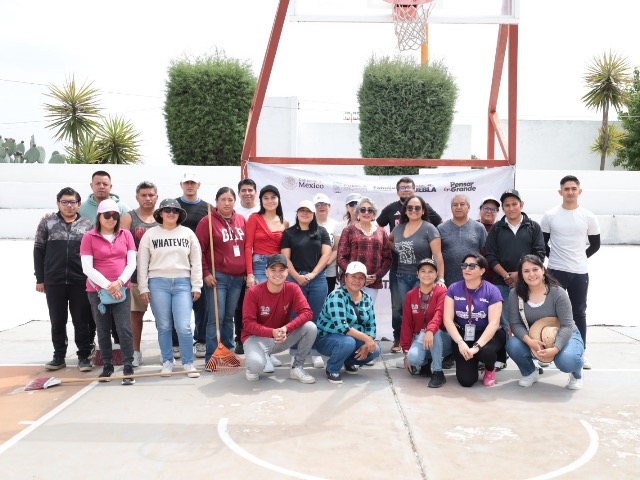 Con el objetivo de dignificar los espacios de recreación familiar y fortalecer el tejido social, el DIF Municipal de San Pedro Cholula encabezó una jornada de faena comunitaria en el Deportivo San Pedro, ubicado en la junta auxiliar de San Cristóbal Tepontla.