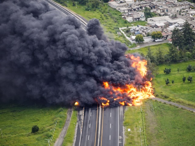 La tarde de este miércoles se registró la fuerte explosión de un contenedor de combustible sobre la carretera federal México–Veracruz, lo que provocó el cierre total de la circulación en el tramo Calpulalpan-Apizaco, a la altura del municipio de Hueyotlipan