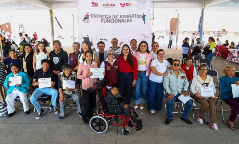 Durante una nueva edición del programa "Miércoles del Pueblo", el Ayuntamiento de San Pedro Cholula, encabezado por la presidenta municipal Tonantzin Fernández, realizó la entrega directa de aparatos funcionales