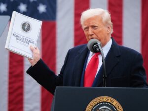 El presidente de Estados Unidos, Donald Trump, ha vuelto a activar su agresiva política comercial. A partir de este viernes, el gobierno estadounidense impondrá aranceles