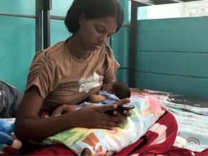 En medio de la devastación causada por el histórico doble terremoto de magnitudes 7.2 y 7.5 que sacudió la costa central de Venezuela, una historia de supervivencia ha conmovido a la región de La Guaira.