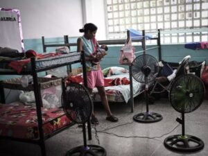 En medio de la devastación causada por el histórico doble terremoto de magnitudes 7.2 y 7.5 que sacudió la costa central de Venezuela, una historia de supervivencia ha conmovido a la región de La Guaira.