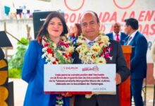 En el marco de la ceremonia de graduación de la Telesecundaria Margarita Maza de Juárez, la presidenta municipal de Zacatlán, Bety Sánchez