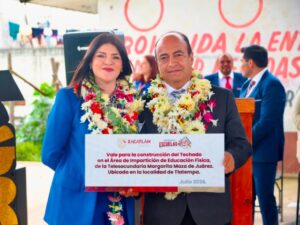 En el marco de la ceremonia de graduación de la Telesecundaria Margarita Maza de Juárez, la presidenta municipal de Zacatlán, Bety Sánchez