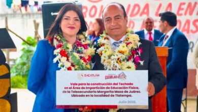 En el marco de la ceremonia de graduación de la Telesecundaria Margarita Maza de Juárez, la presidenta municipal de Zacatlán, Bety Sánchez