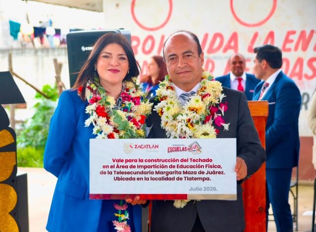 En el marco de la ceremonia de graduación de la Telesecundaria Margarita Maza de Juárez, la presidenta municipal de Zacatlán, Bety Sánchez