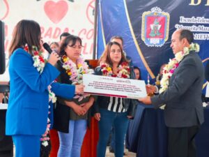 En el marco de la ceremonia de graduación de la Telesecundaria Margarita Maza de Juárez, la presidenta municipal de Zacatlán, Bety Sánchez