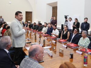 El gobernador Alejandro Armenta Mier encabezó la entrega de placas de reconocimiento a los 14 restaurantes poblanos incluidos en la Guía MICHELIN México 202