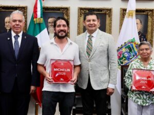El gobernador Alejandro Armenta Mier encabezó la entrega de placas de reconocimiento a los 14 restaurantes poblanos incluidos en la Guía MICHELIN México 202