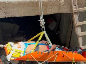 Personal de Protección Civil Municipal de Puebla atendió de emergencia a un hombre de 23 años de edad, quien sufrió una caída de aproximadamente 10 metros de altura mientras laboraba en una obra en construcción, ubicada en el Barrio de Santiago