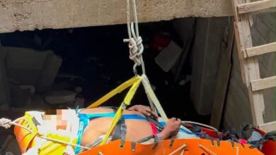 Personal de Protección Civil Municipal de Puebla atendió de emergencia a un hombre de 23 años de edad, quien sufrió una caída de aproximadamente 10 metros de altura mientras laboraba en una obra en construcción, ubicada en el Barrio de Santiago