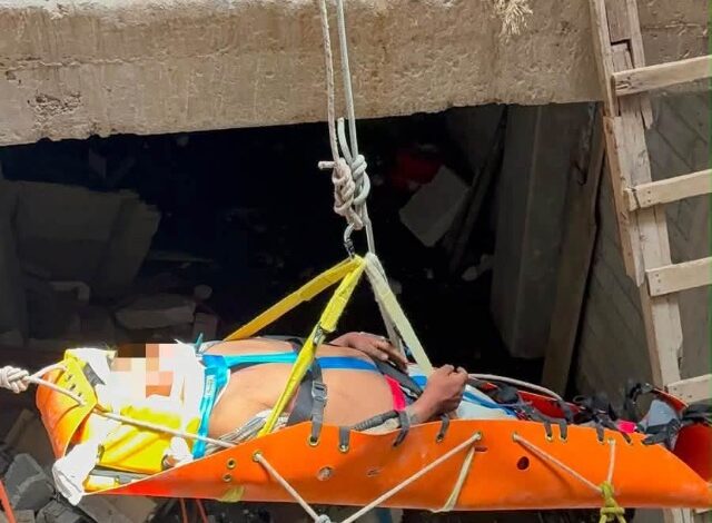 Personal de Protección Civil Municipal de Puebla atendió de emergencia a un hombre de 23 años de edad, quien sufrió una caída de aproximadamente 10 metros de altura mientras laboraba en una obra en construcción, ubicada en el Barrio de Santiago
