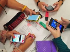 El Congreso de Sinaloa aprobó regular el uso de teléfonos celulares y dispositivos digitales en las escuelas de educación básica y media superior de la entidad. La medida busca resguardar el desarrollo integral y el aprendizaje de los alumnos sin eliminar por completo la tecnología de las aulas.