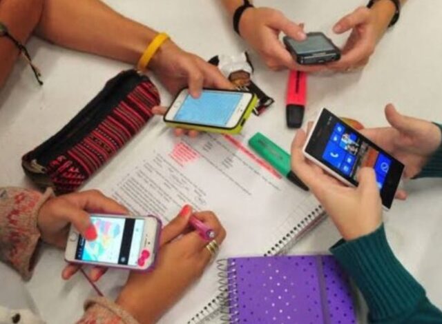 El Congreso de Sinaloa aprobó regular el uso de teléfonos celulares y dispositivos digitales en las escuelas de educación básica y media superior de la entidad. La medida busca resguardar el desarrollo integral y el aprendizaje de los alumnos sin eliminar por completo la tecnología de las aulas.