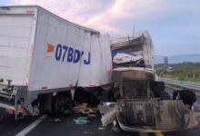 Un choque frontal entre dos tractocamiones dejó un saldo de un muerto y tres lesionados. El accidente ocurrió la madrugada de este viernes en la autopista Cuacnopalan-Oaxaca
