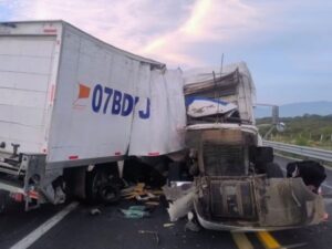 Un choque frontal entre dos tractocamiones dejó un saldo de un muerto y tres lesionados. El accidente ocurrió la madrugada de este viernes en la autopista Cuacnopalan-Oaxaca