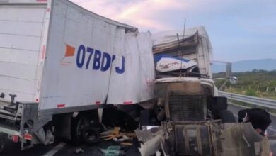 Un choque frontal entre dos tractocamiones dejó un saldo de un muerto y tres lesionados. El accidente ocurrió la madrugada de este viernes en la autopista Cuacnopalan-Oaxaca