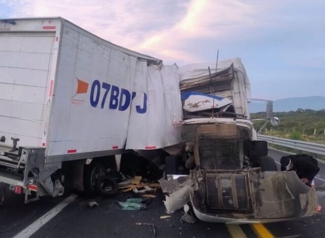 Un choque frontal entre dos tractocamiones dejó un saldo de un muerto y tres lesionados. El accidente ocurrió la madrugada de este viernes en la autopista Cuacnopalan-Oaxaca