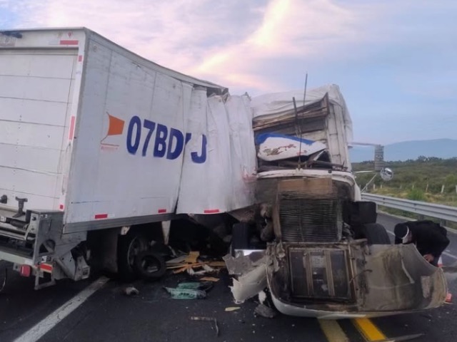 Un choque frontal entre dos tractocamiones dejó un saldo de un muerto y tres lesionados. El accidente ocurrió la madrugada de este viernes en la autopista Cuacnopalan-Oaxaca