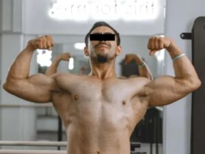 Un juez vinculó a proceso a Ángel N., fisicoculturista de 30 años de edad. La autoridad lo investiga por los delitos de homicidio calificado y lesiones. El sujeto presuntamente asesinó a sus padres e hirió gravemente a su hermano menor