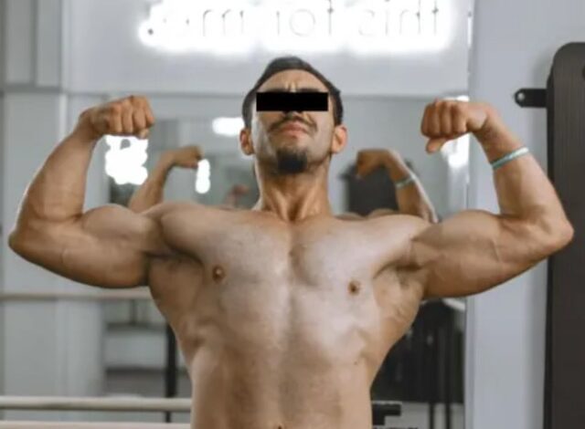 Un juez vinculó a proceso a Ángel N., fisicoculturista de 30 años de edad. La autoridad lo investiga por los delitos de homicidio calificado y lesiones. El sujeto presuntamente asesinó a sus padres e hirió gravemente a su hermano menor