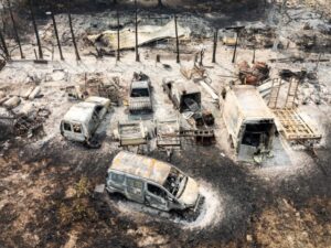 Una ola de megaincendios fuera de control arrasa este sábado la región de Burdeos y los alrededores de Madrid. Las llamas han forzado la evacuación masiva de casi 260.000 personas, cubriendo de humo la capital española